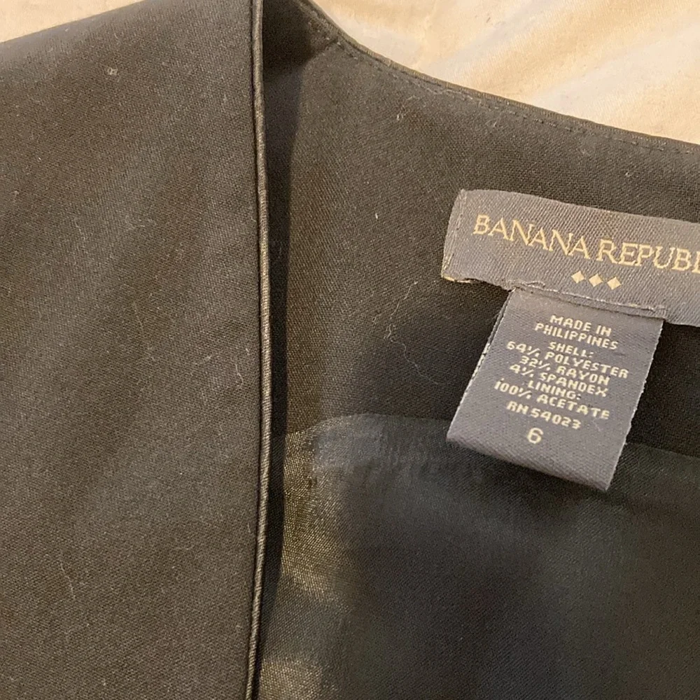 Banana Republic LBD With Piping and Cap Sleeve Black 6 - Picture 4 of 10